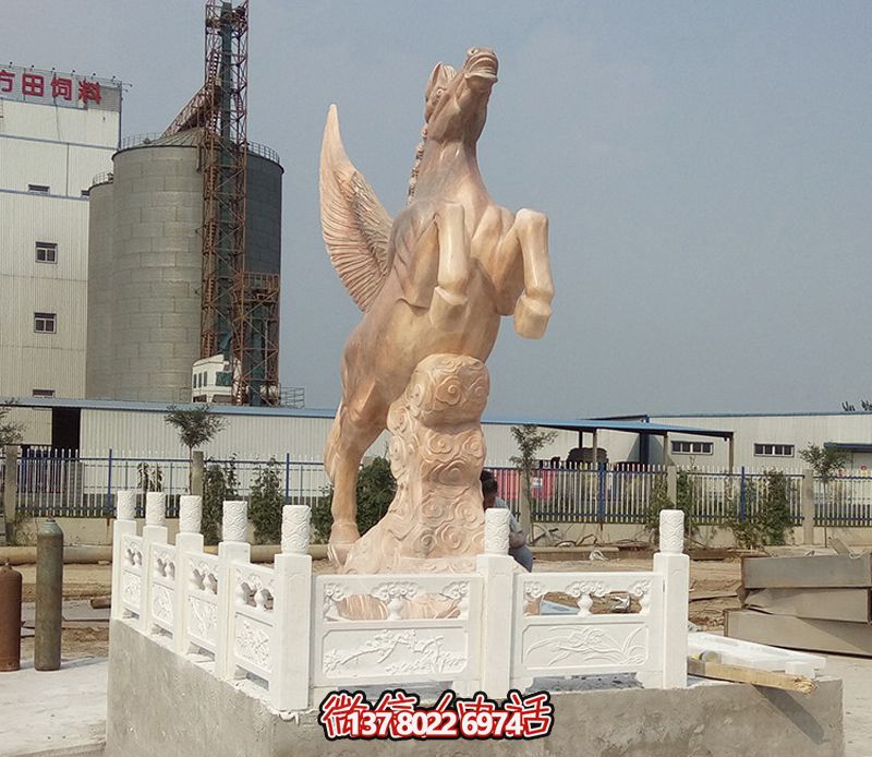 飛馬石雕創(chuàng)意雕塑，點(diǎn)綴廣場上的黃蠟石