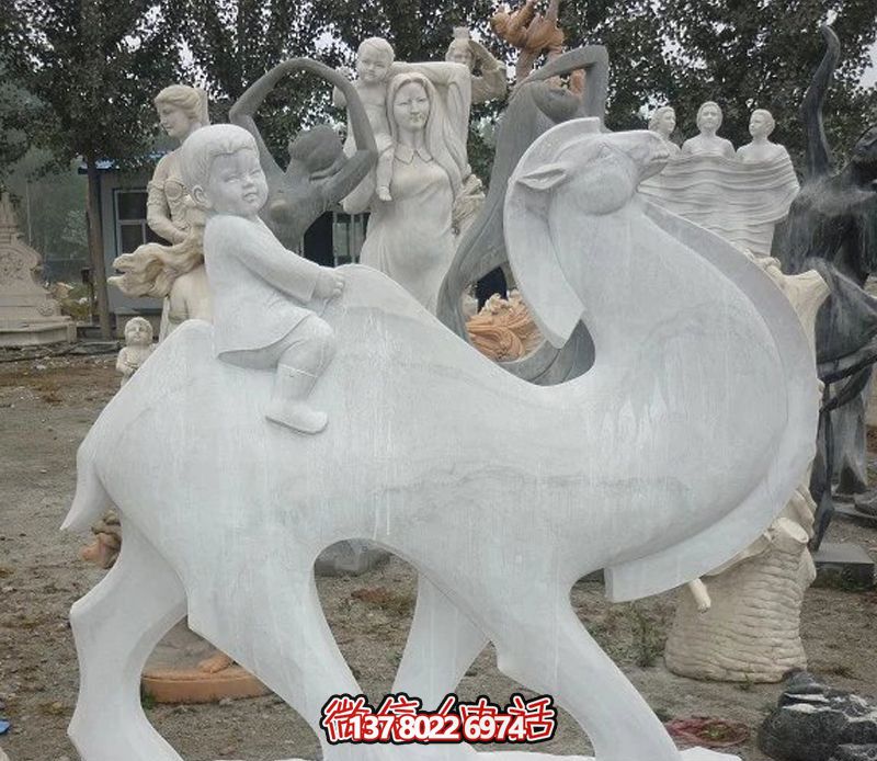 漢白玉駱駝雕塑，點綴公園里的抽象風情